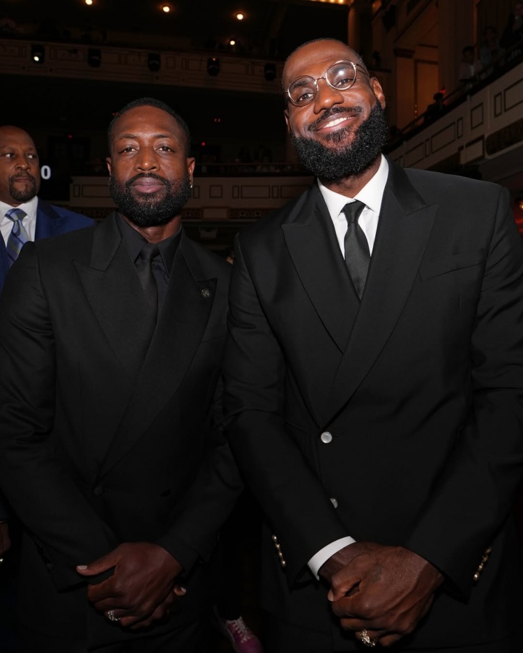 kaiyun app-好友相聚！媒体晒詹姆斯和韦德在名人堂现场西装合影