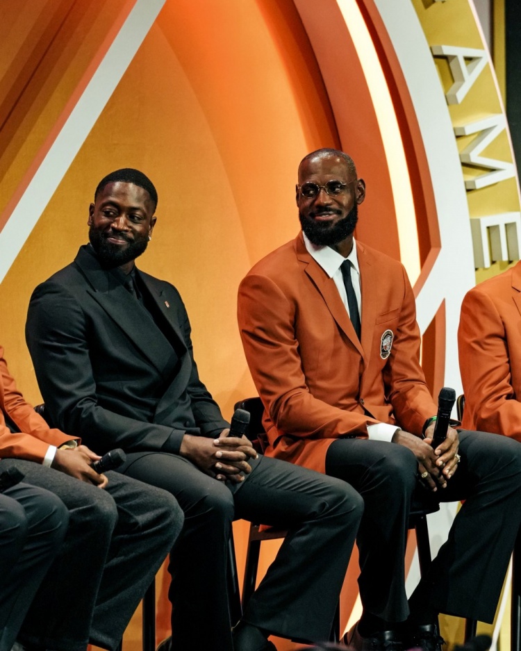 kaiyun app-三巨头！热火官推晒韦德 詹姆斯 波什一同入选名人堂现场照