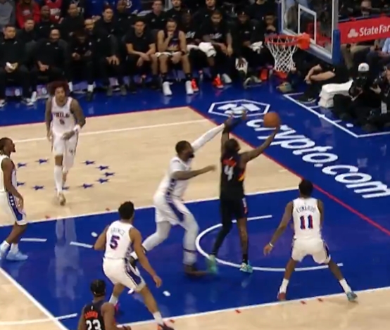 开云体育博彩-蝴蝶穿花！杰伦·格林绕掩护接球顺下 强攻打中复出后个人首球